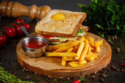 Клаб-сэндвич с куриной грудкой в Железноводске — 420 ₽