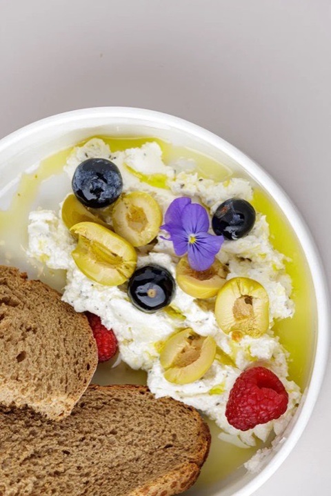 Крем из маскарпоне с ягодами и оливковым маслом в Минеральных Водах — 530 ₽