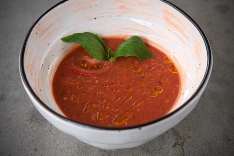 Холодный суп из розовых томатов и базилика - 345 ₽