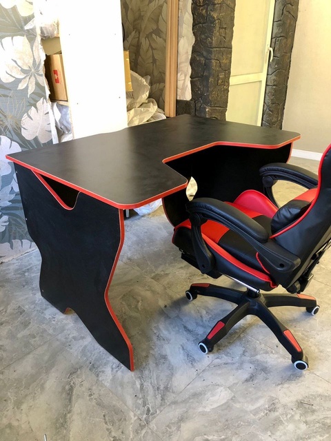 Стол компьютерный черный с красной окантовкой - 7 500 ₽