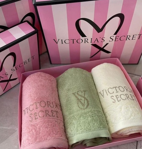 Полотенце в подарочной упаковке Victoria’s Secret - 600 ₽