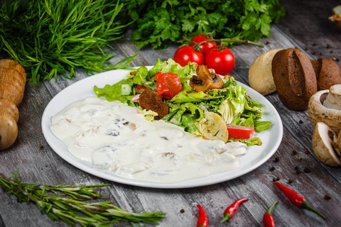 Теплый салат с курицей и грибами в Железноводске — 420 ₽