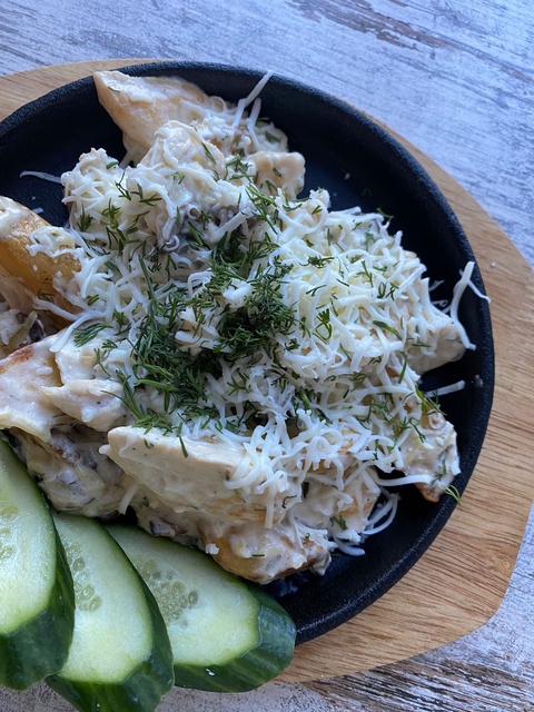 Курица с картофелем,   грибами в соусе «Тартар», сыром и зеленью - 250 ₽