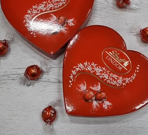 Красная коробочка в форме сердца с конфетами - 250 ₽