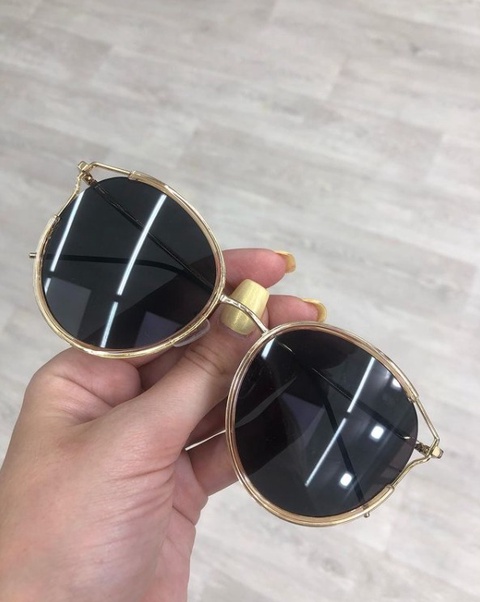 Солнцезащитные очки в металлической оправе золотого цвета - 1 200 ₽
