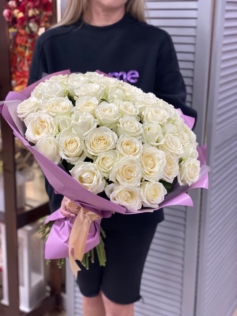 Букет из 51 белой розы в Железноводске — 4 800 ₽