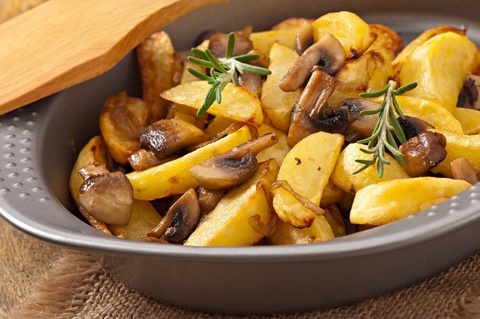 Картофель по-деревенски с грибами и луком - 300 ₽