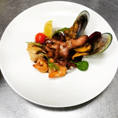 Теплый салат с морепродуктами в Лермонтове — 890 ₽