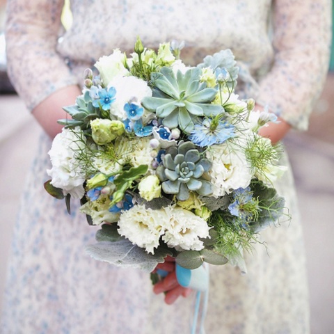 Экзотичный бело-голубой букет невесты - 5 490 ₽