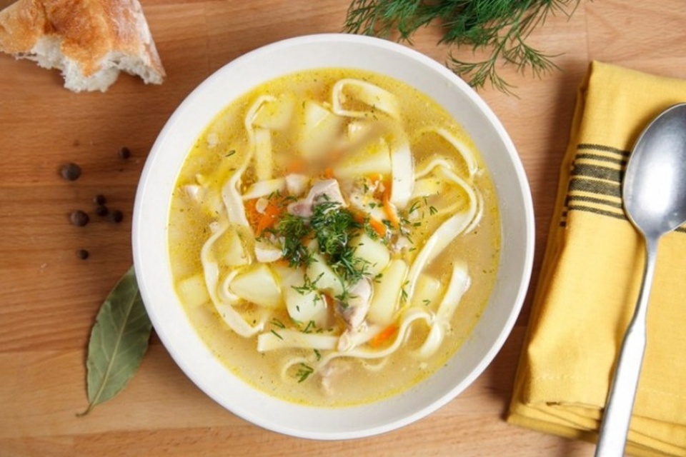 Суп лапша на курином бульоне рецепт. Куриный суп-лапша (Nudelsuppe).. Суп лапша по казачьи. Куриный суп с яйцом и вермишелью. Куриный суп с лапшой.