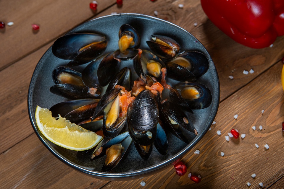 Мидии черноморские с соусом на выбор - 360 ₽, заказать онлайн.