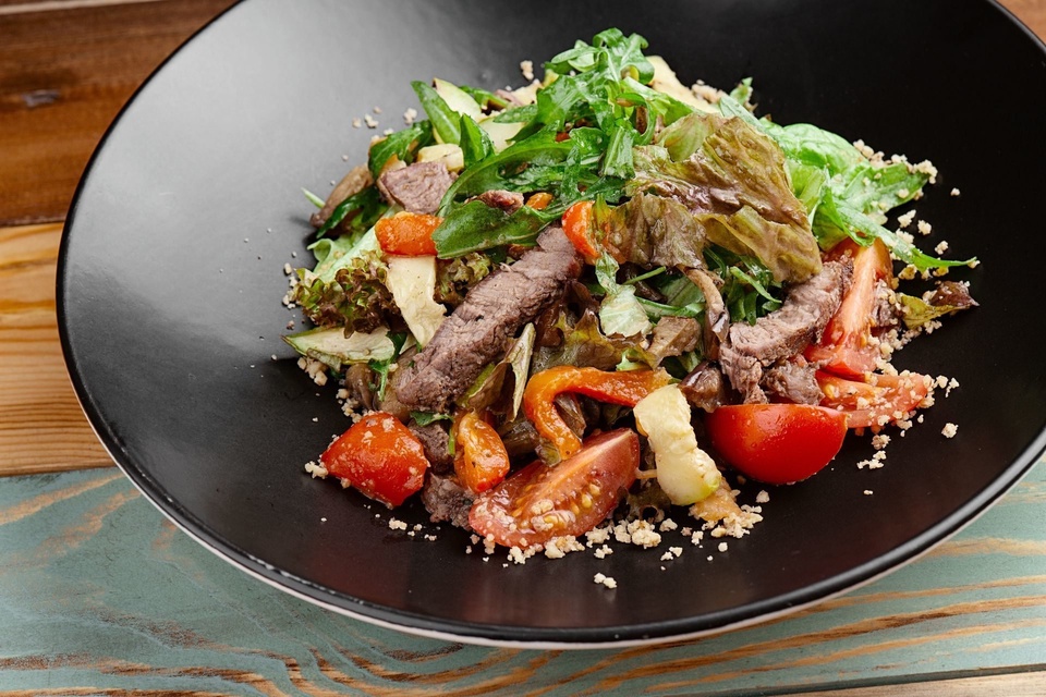 Теплый салат с говядиной - 350 ₽, заказать онлайн.