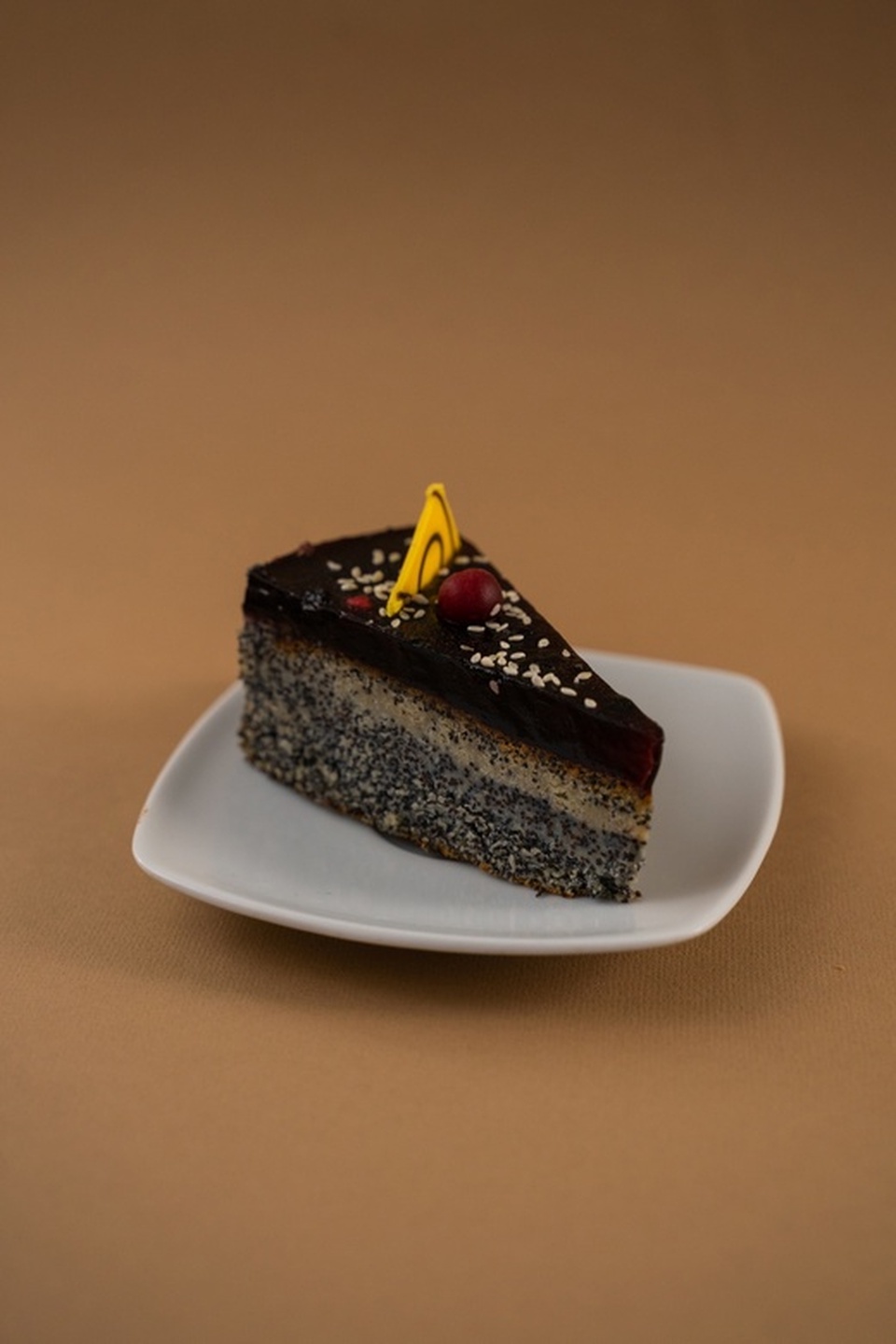 Пирожное "Маково-черничное" - 160 ₽, заказать онлайн.