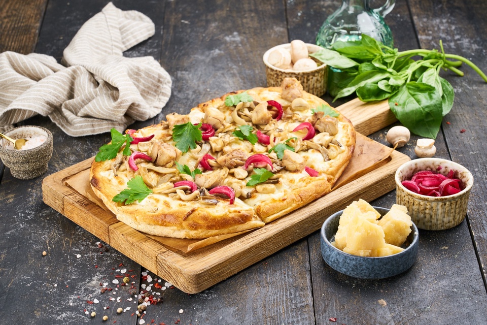 Пицца с курицей, грибами и маринованным крымским луком - 490 ₽, заказать онлайн.
