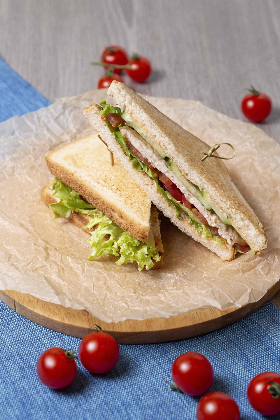 Клаб сендвич с курицей - 270 ₽, заказать онлайн.