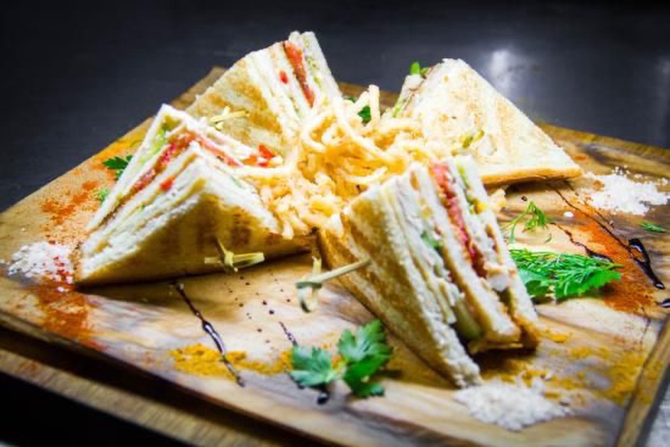 Клаб-сендвич с курицей - 350 ₽, заказать онлайн.