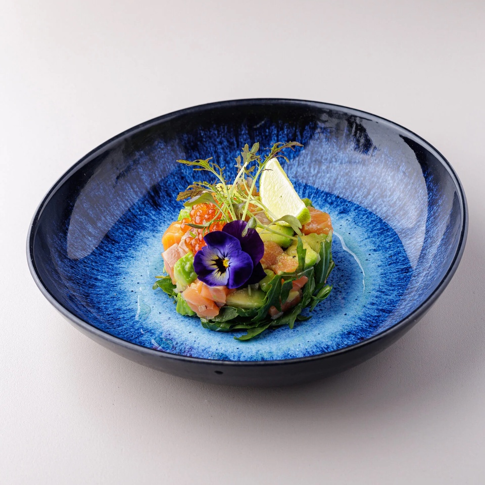 Тартар из лосося с авокадо и маринованным луком - 695 ₽, заказать онлайн.