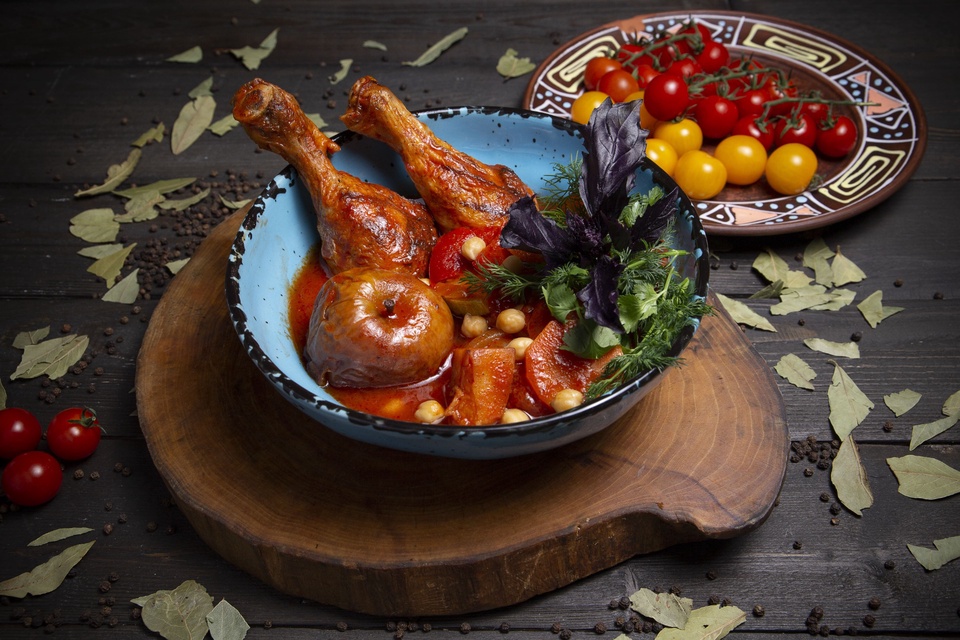 Куриные голени запеченные в томатном соусе с овощами - 420 ₽, заказать онлайн.