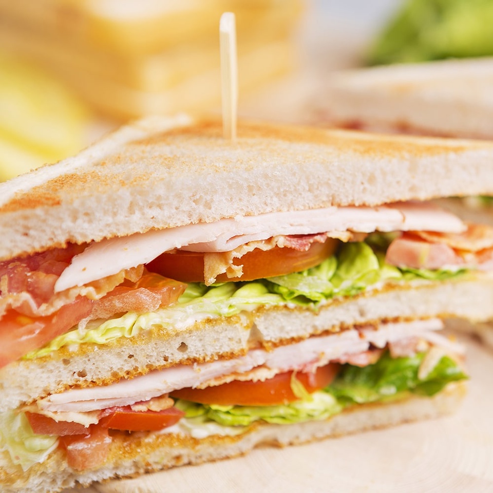 Клаб сендвич с ветчиной / куриным филе / копченым лососем - 350 ₽, заказать онлайн.