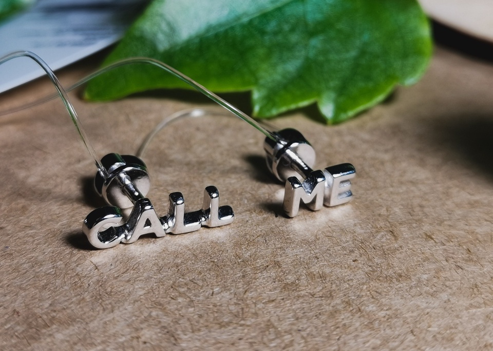 Пусеты "CALL ME" из серебра - 1 350 ₽, заказать онлайн.