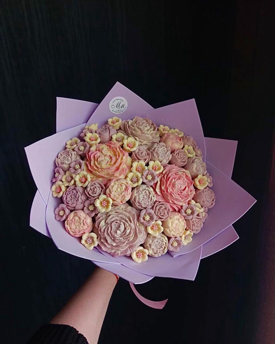 Букет с шоколадными цветами - 3 000 ₽, заказать онлайн.