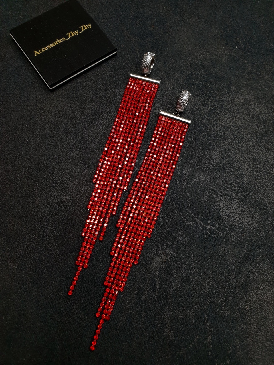Длинные акцентные серьги из ярких стразовых цепей - 3 000 ₽, заказать онлайн.