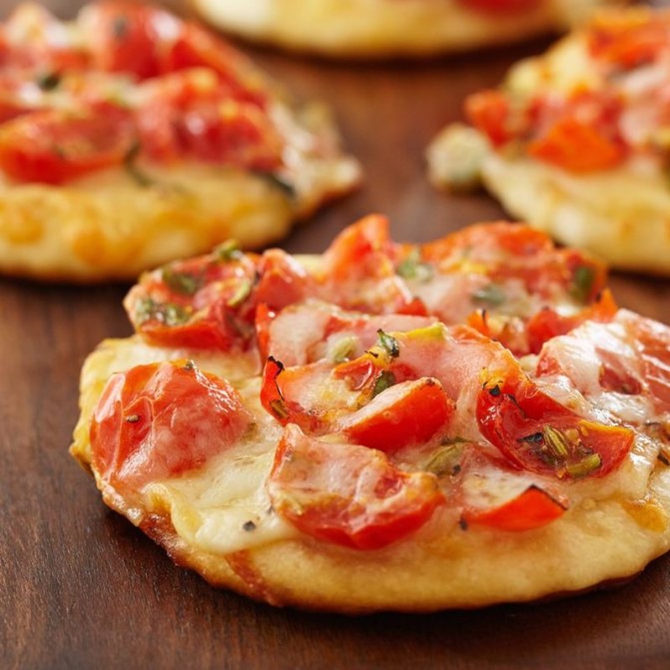 Мини пиццы в духовке с колбасой. Мини пицца. Маленькие пиццы. Красивые мини пиццы. Мини пиццы домашние.