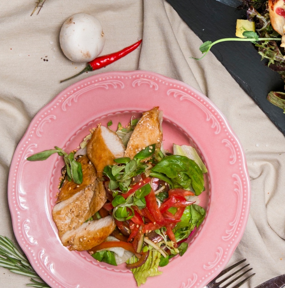 Салат по-азиатски с куриным филе - 360 ₽, заказать онлайн.