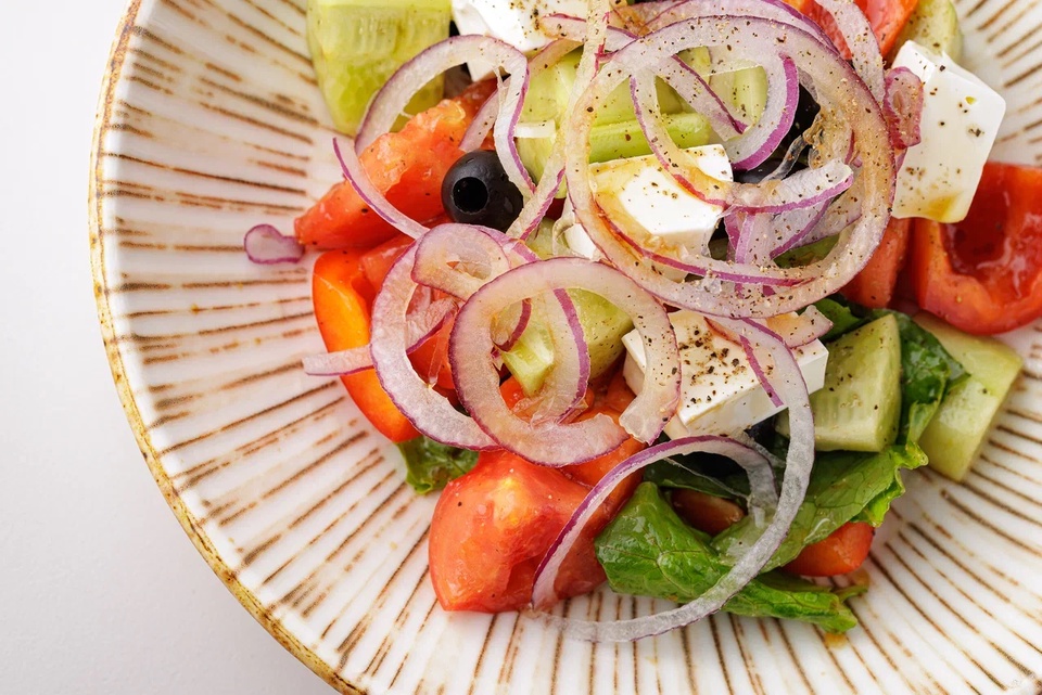 Греческий салат с фермерским сыром - 520 ₽, заказать онлайн.