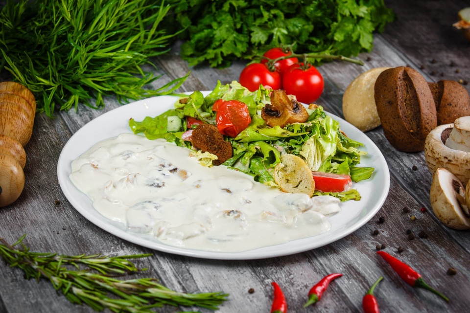Теплый салат с курицей и грибами - 420 ₽, заказать онлайн.