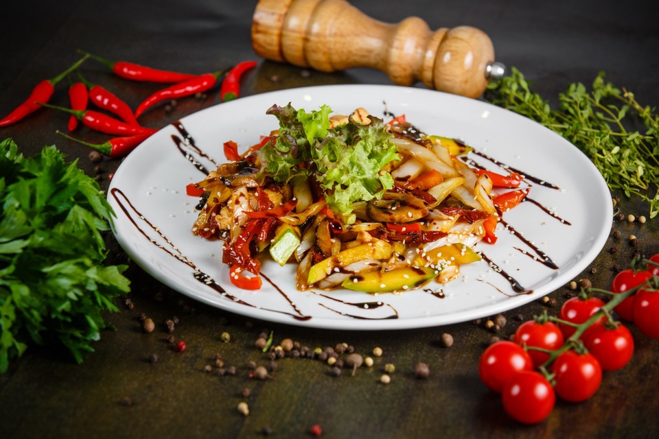 Теплый салат тайский с курицей - 360 ₽, заказать онлайн.