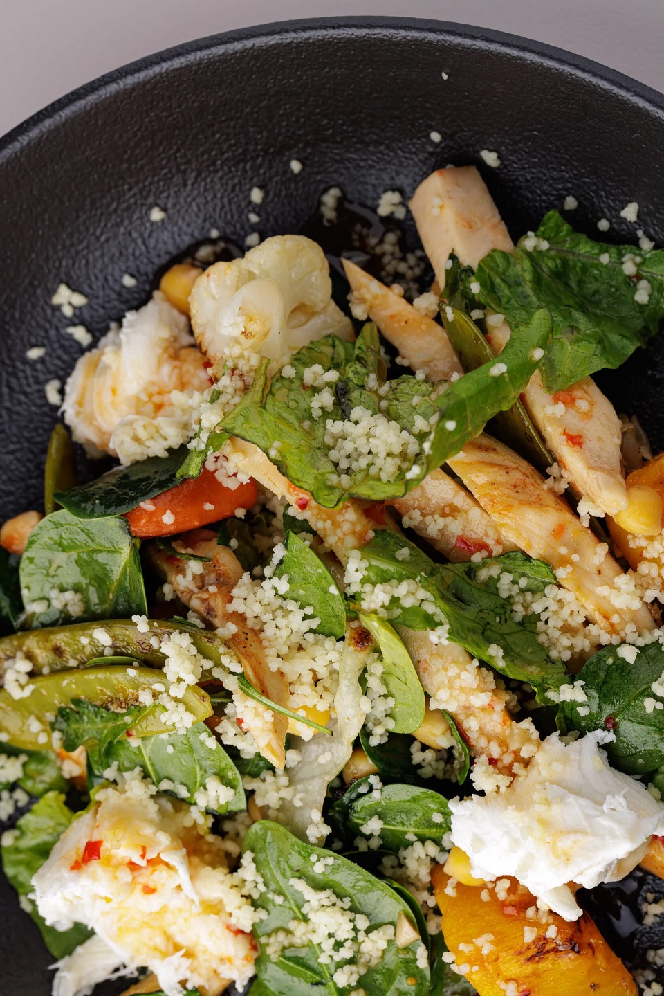 Салат с курицей, печёными овощами, кускусом и моцареллой - 540 ₽, заказать онлайн.