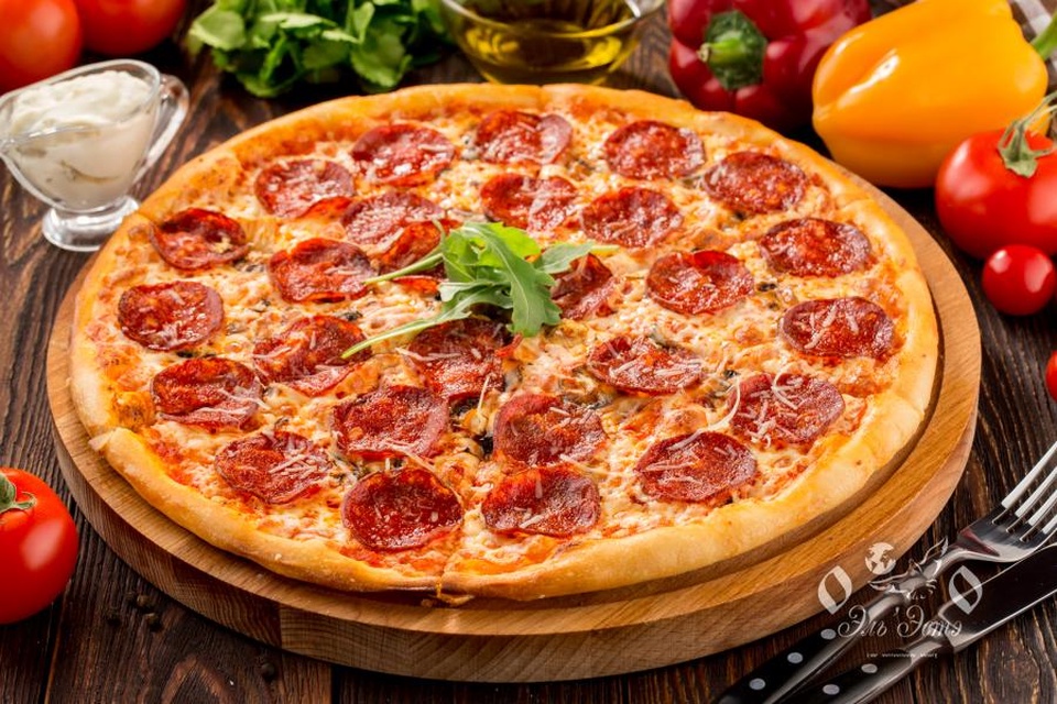 Фото пиццы пепперони на столе