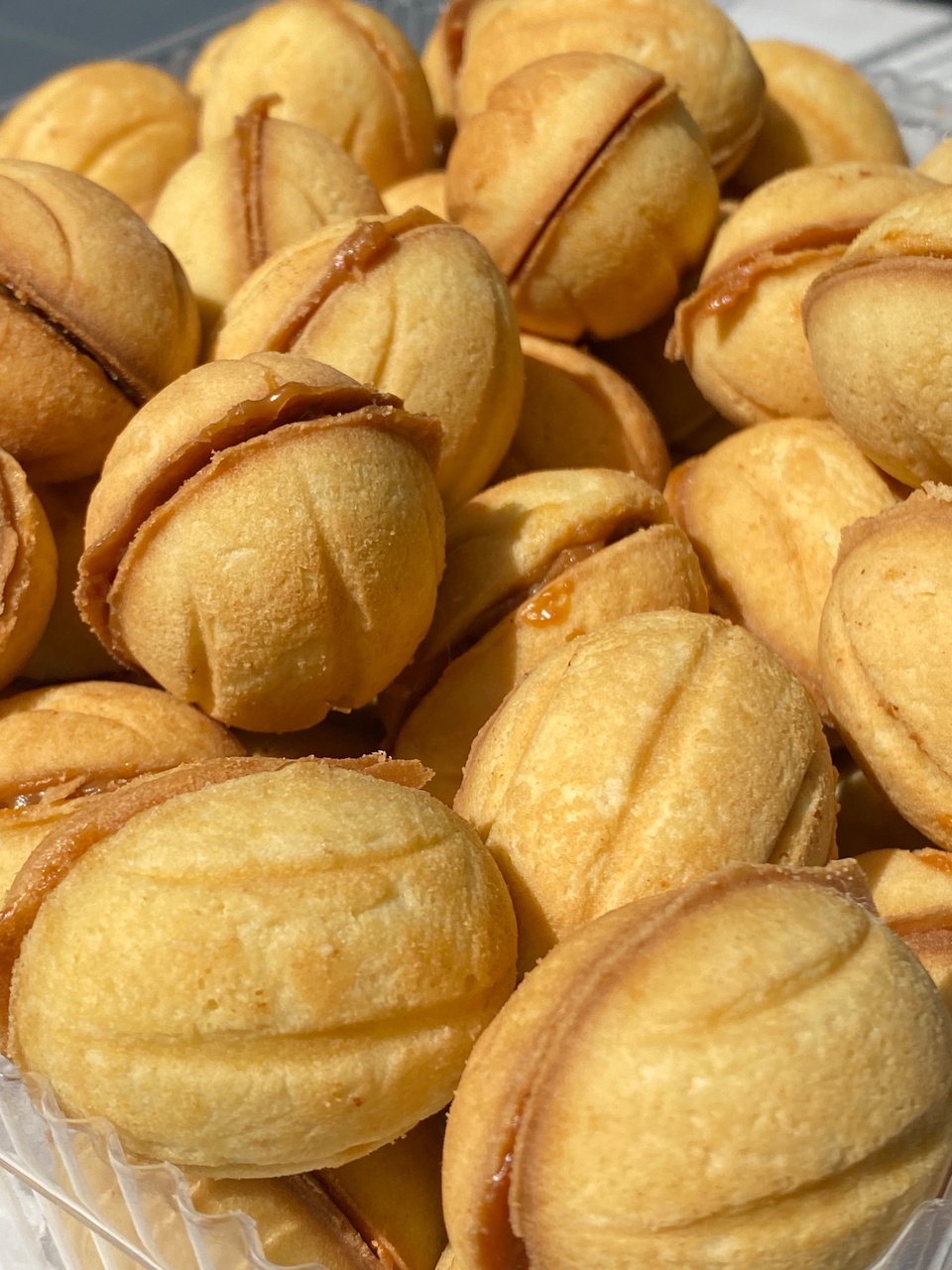 Орешки с вареной сгущенкой и грецким орехом внутри - 1 200 ₽, заказать онлайн.