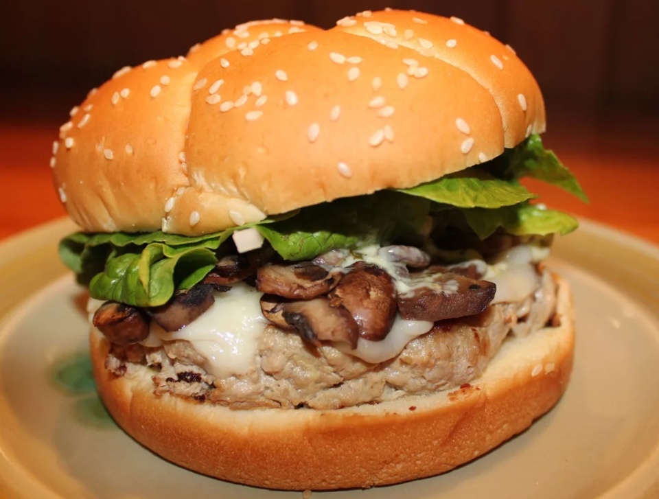 Гамбургер куриная котлета с грибами - 145 ₽, заказать онлайн.