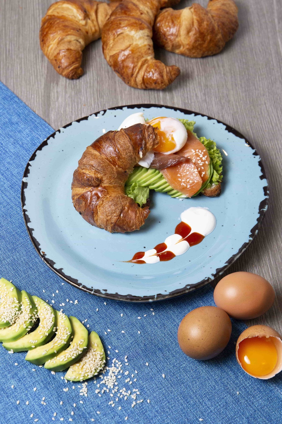 Яйцо пашот на круассане - 360 ₽, заказать онлайн.