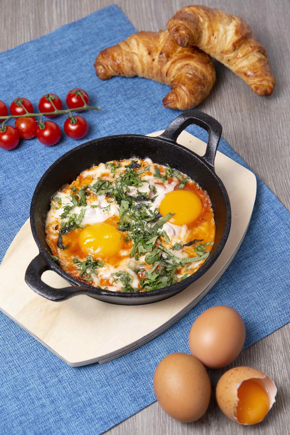 Яичница с помидорами на сковородке - 250 ₽, заказать онлайн.