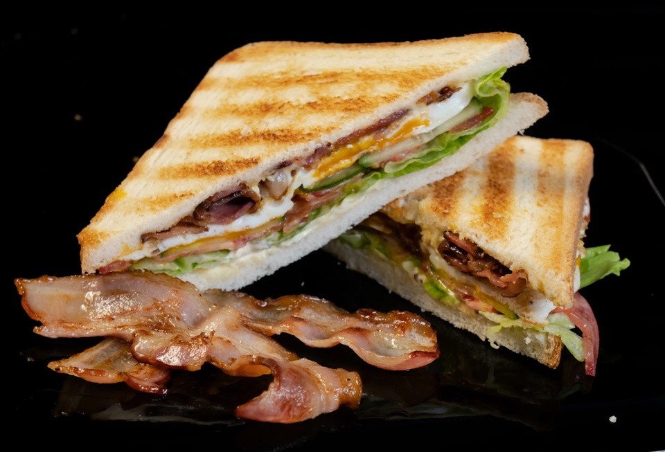 Сэндвич с беконом - 180 ₽, заказать онлайн.