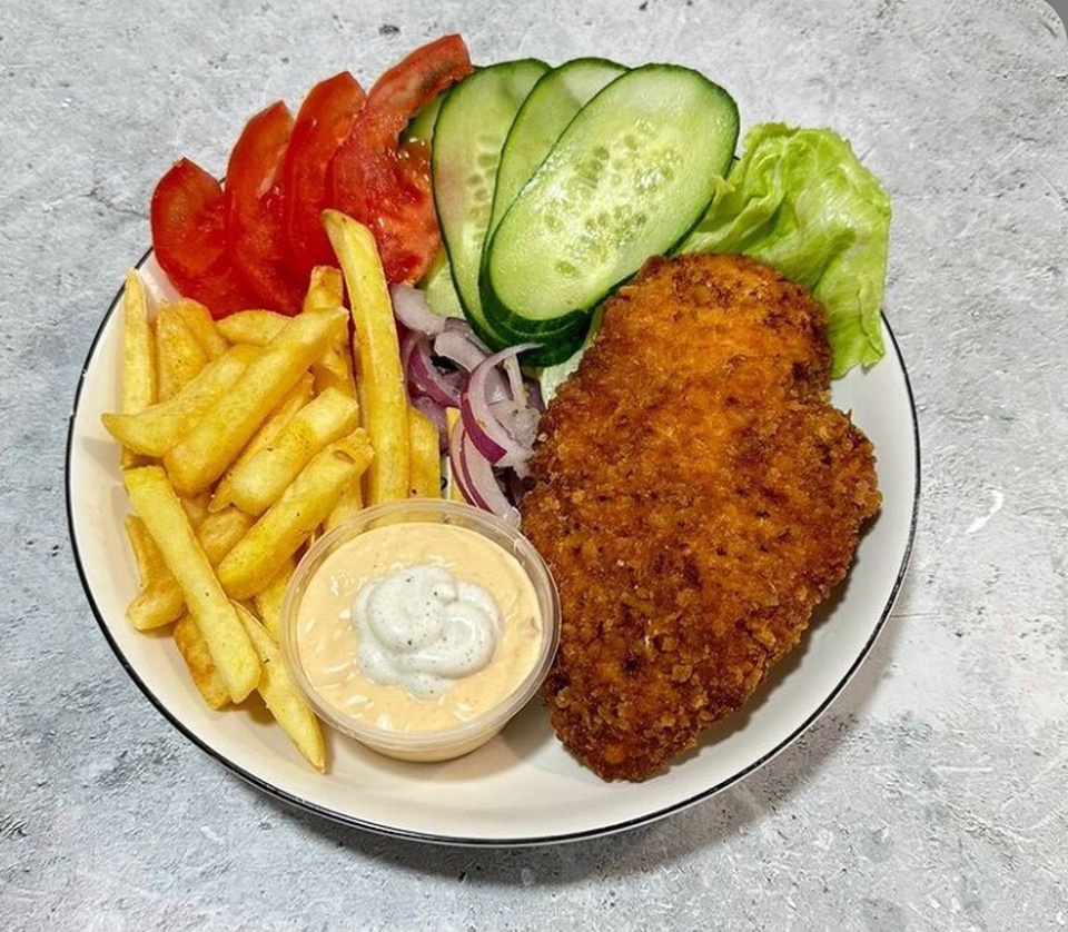 Шницель куриный с картофелем фри и салатом - 270 ₽, заказать онлайн.