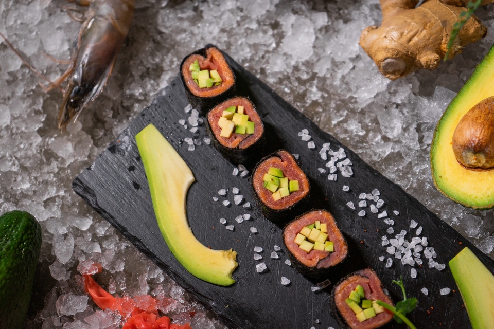 Ролл Хи (лосось, тунец, авокадо) - 430 ₽, заказать онлайн.