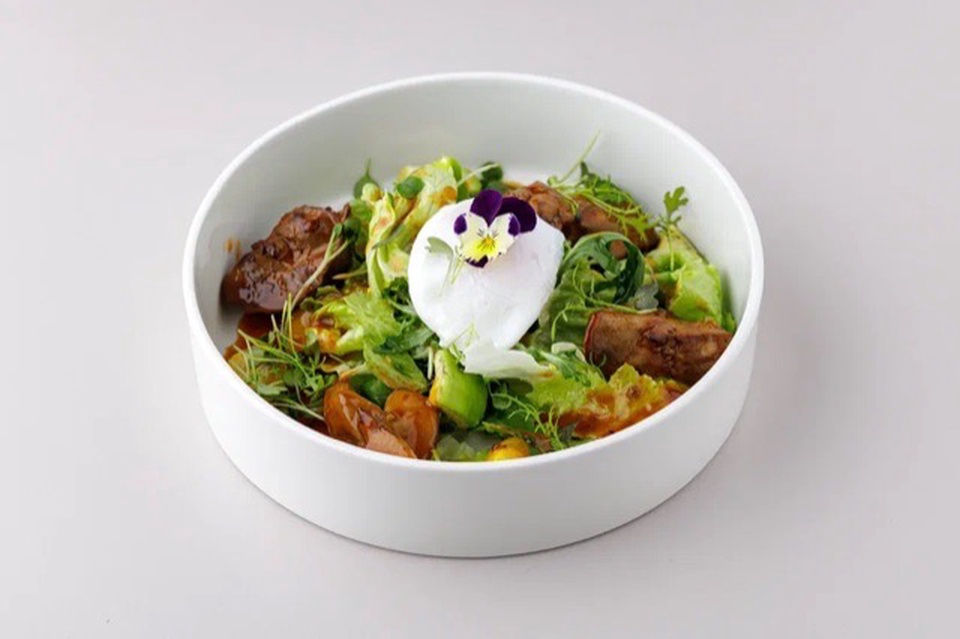 Тёплый салат с куриной печенью, с яйцом пашот и авокадо - 450 ₽, заказать онлайн.