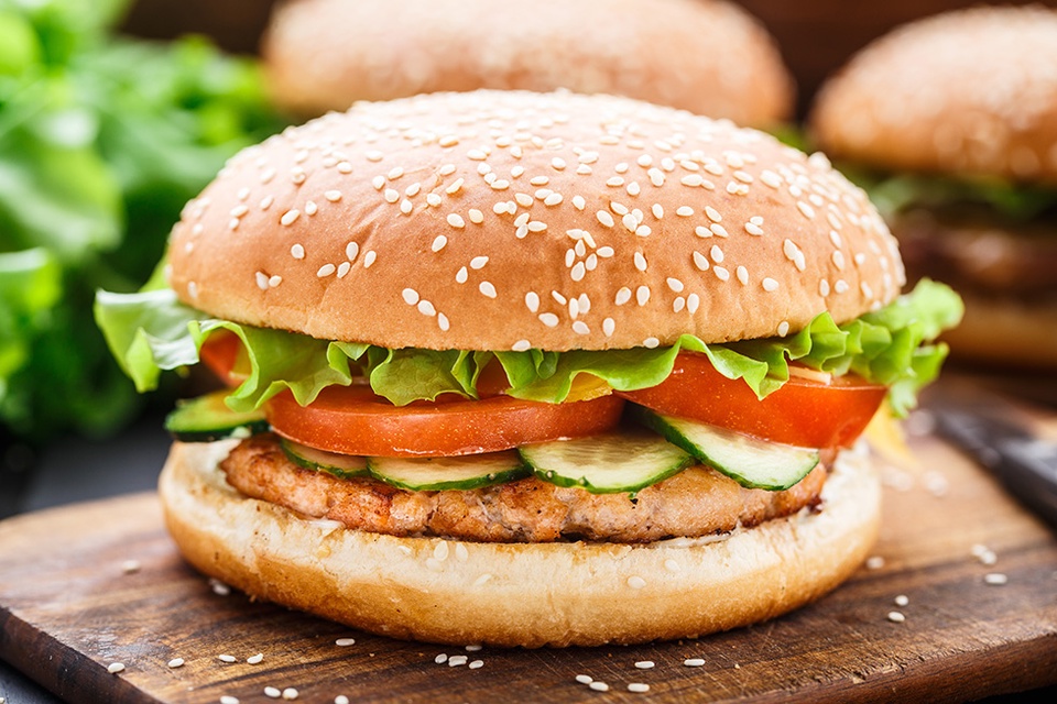 Гамбургер с куриной котлетой на мангале - 145 ₽, заказать онлайн.
