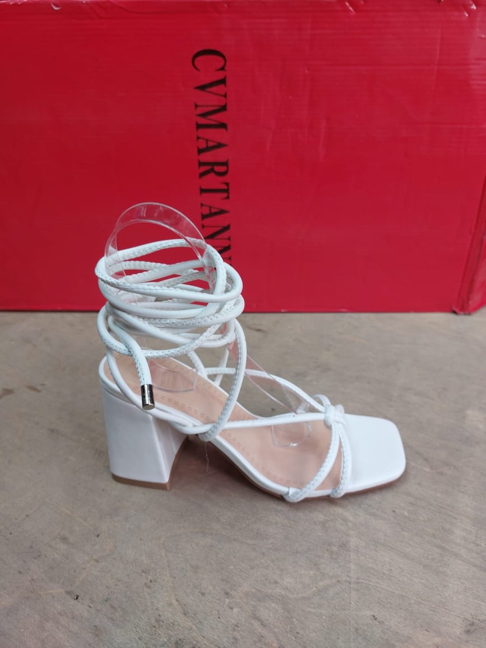 Босоножки на каблуке белые - 2 500 ₽, заказать онлайн.