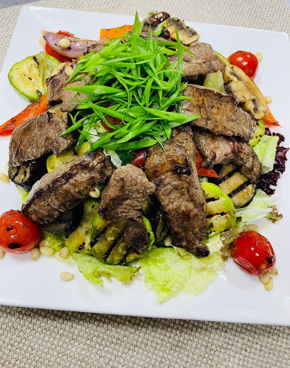 Гриль-салат с телятиной - 650 ₽, заказать онлайн.