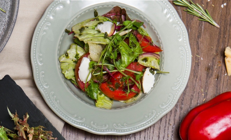 Салат с помидорами и песто - 290 ₽, заказать онлайн.