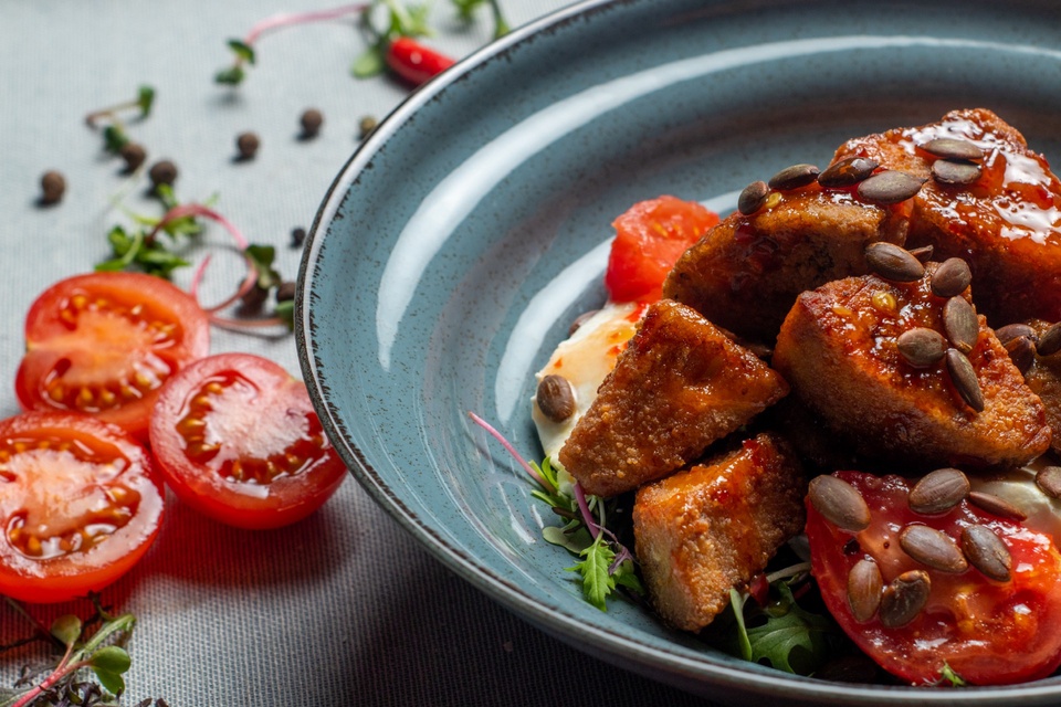 Хрустящий баклажан с томатами в кисло-сладком соусе - 350 ₽, заказать онлайн.