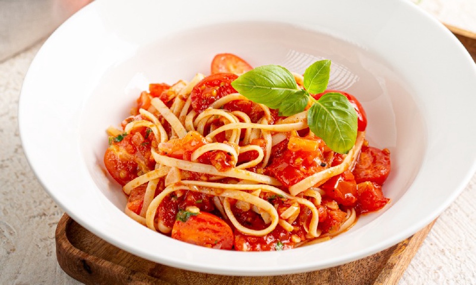Лапша с томатами. Спагетти с помидорами и базиликом. Паста с помидорами томатной пастой. Паста с базиликом и помидорами. Макароны с томатами и базиликом.