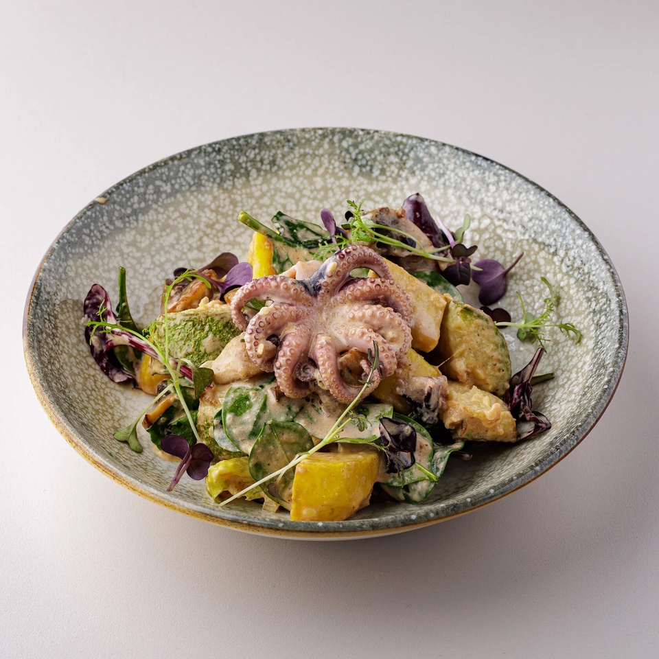 Салат с теплым картофелем, осьминогом и маслятами - 690 ₽, заказать онлайн.