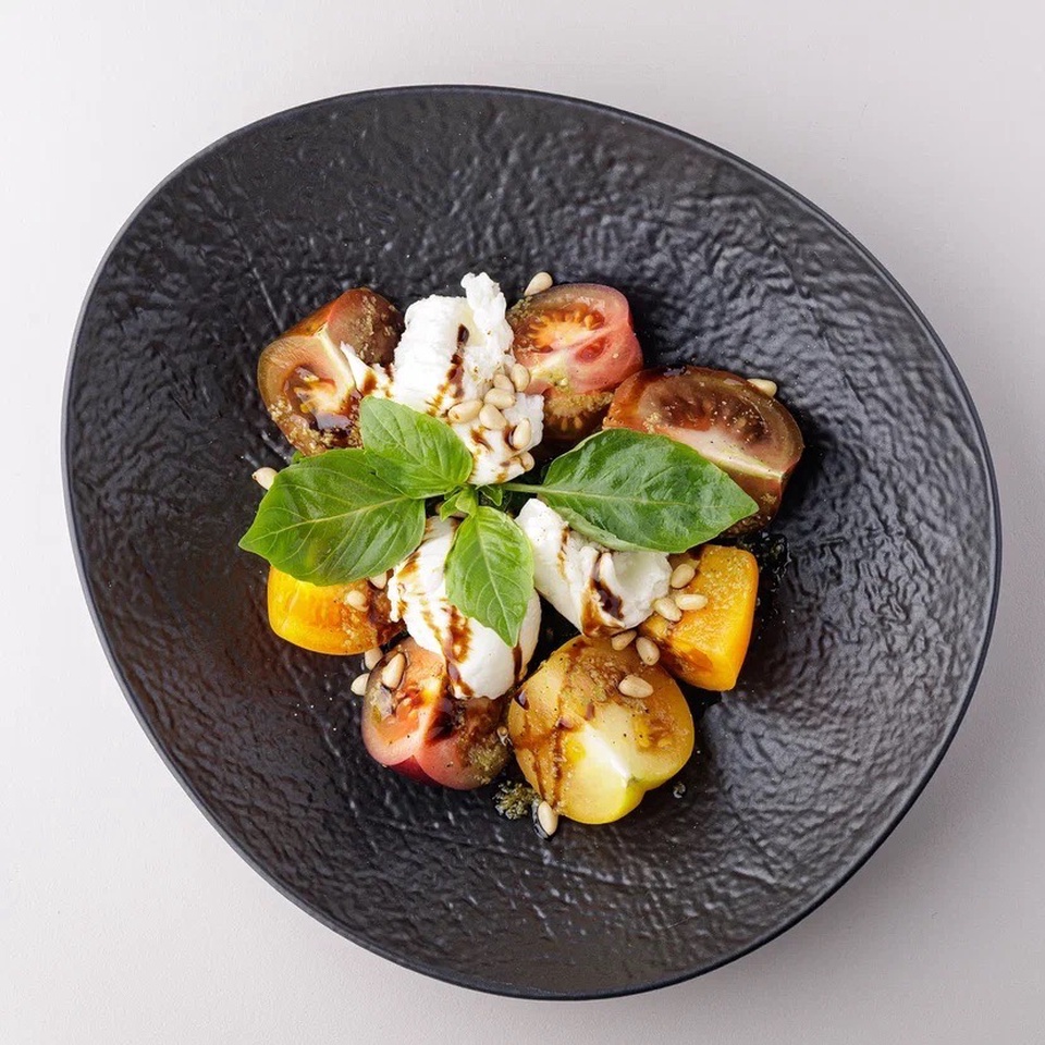 Салат капрезе с сезонными томатами - 570 ₽, заказать онлайн.