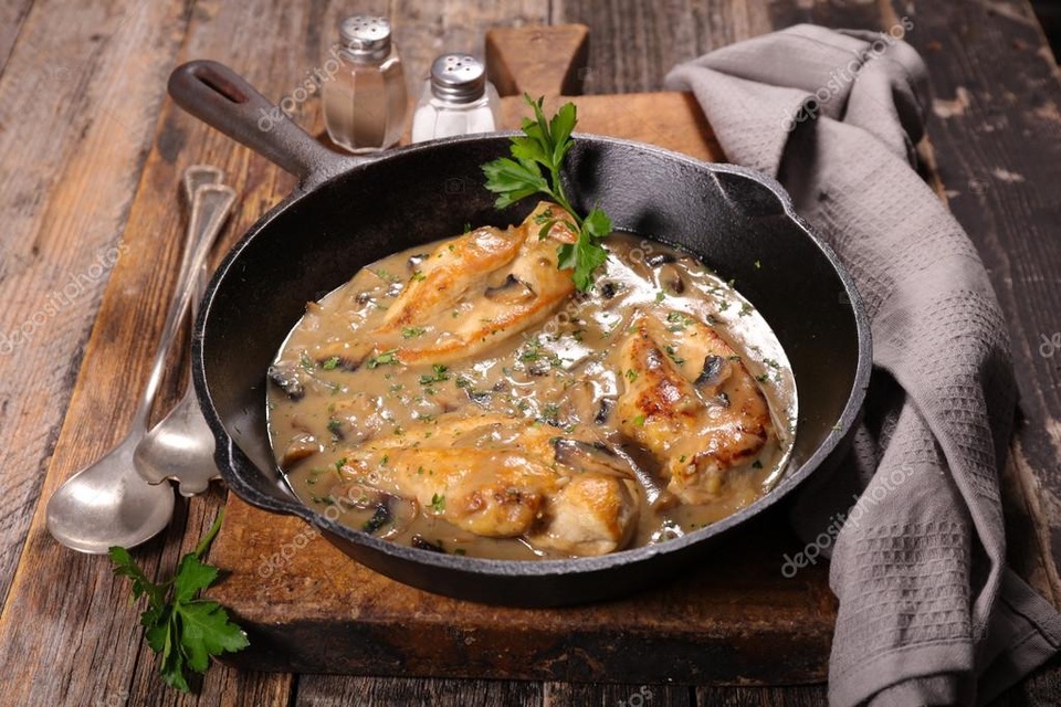 Курица с грибами в сливочном соусе - 310 ₽, заказать онлайн.